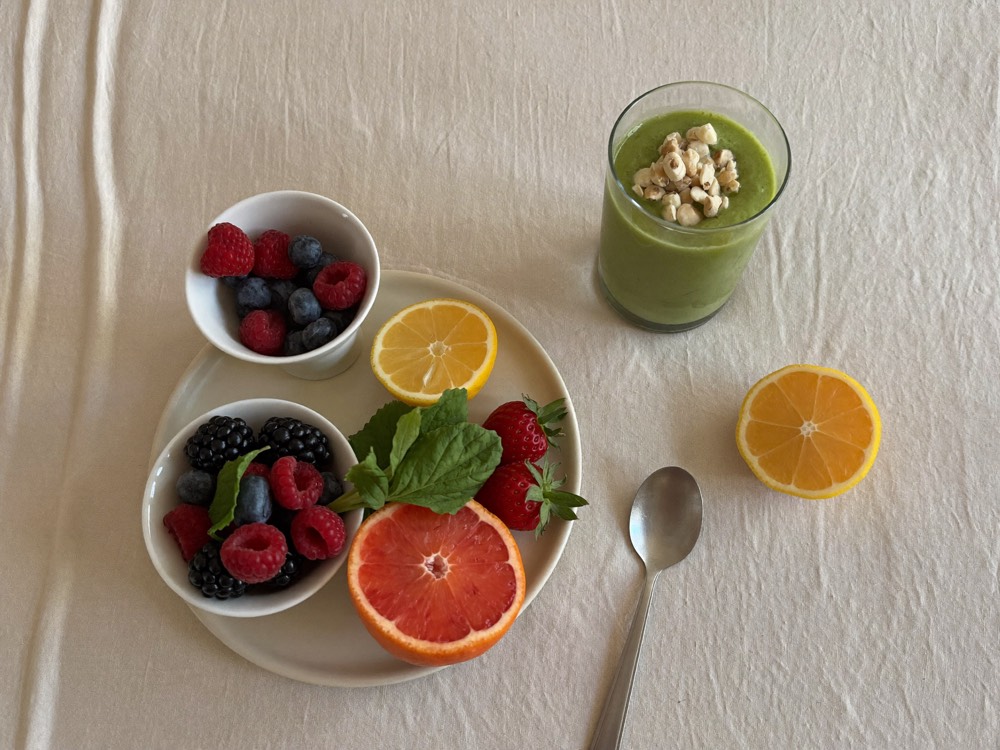 Frutas vermelhas e suco verde